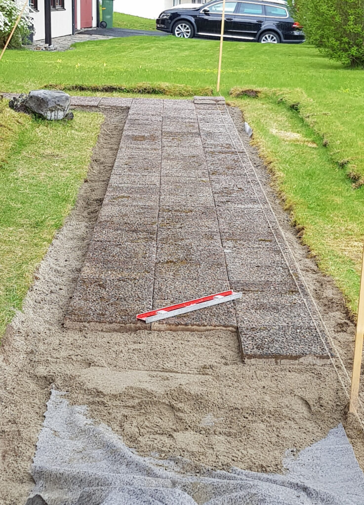 Plattläggning framför huset i Hede Plattläggning med marksten framför entrén på hus i Hede