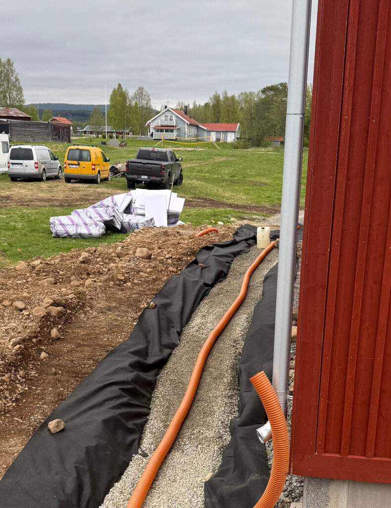 dränera husgrunden med dräneringsrör lägger ner dräneringsrör för dränera husgrund.