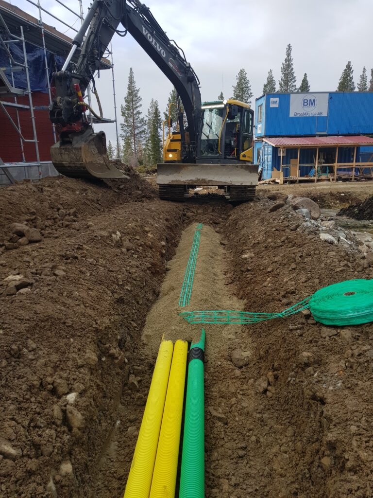 Schaktning med grävmaskin för el, fiber och avloppsledningar i Mora markarbeten där vi utför schaktning med grävmaskin med kablar och rörledningar. el och fiber ledning och avlopp i Mora.