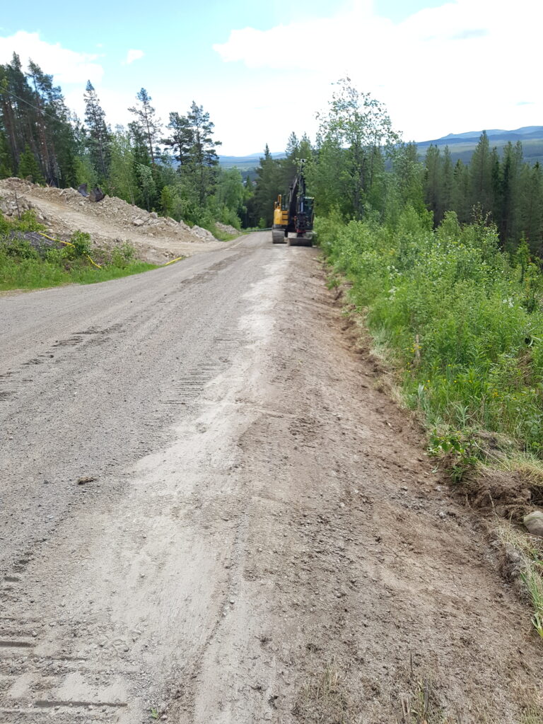 Schaktning och planering av väg i Sveg Markarbeten där vi har schaktat och jämnat till vägen i Sveg
